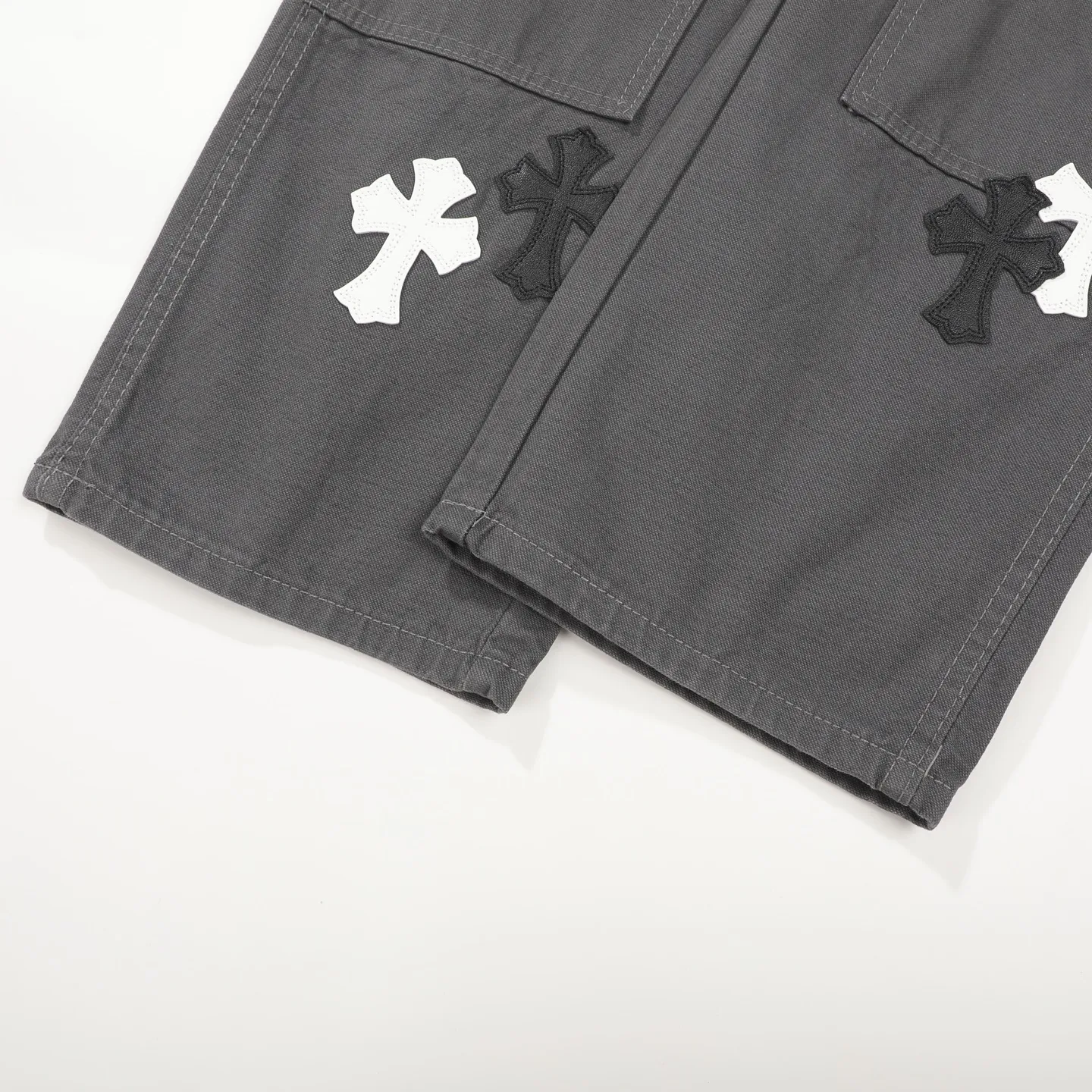 P280 Chrome hearts Cross patch leather jeans workwear logging pants Chrome hearts logging pants are here! ! ! CH Croix Heart Double Knee Cross Patch Leather Bo1 Style Logging Pants Straight-leg Work Pants B136 Croix Heart Cross Sanskrit Overalls Price 34W Level, patchwork cross pattern embellishment, high-waisted washed jeans! ! Absolutely high-end luxury products, 1.9W level god-level single products, super popular products, made by top heavy industry, not to be missed. About Zangyin, this is an extremely luxurious fashion brand, which can also be called the nobles of the high street. It has always been an exclusive brand of some hipsters or rich second generation. Compared with ordinary high streets, it is more luxurious and noble. Compared with luxury brands, it has a more fashionable personality and has always been a brand that I have a special liking for. Imported yarn is custom-woven into a high-density twill canvas, which ensures a crisp silhouette while also making the fabric feel very delicate. It follows the B01 classic silhouette, with a crisp and stylish upper body. The ready-made garments are stone-ground and fermented and can be matched with any style. Buttons and zinc are washed with genuine YKK retro metal products. Double-layered canvas on the front. Perfect details. All hardware is perfect. Size: s-XXL Color: Gray